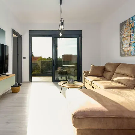 Beautiful In Nyaraló Vir